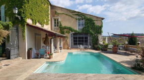 Appartement en bordure de piscine dans un domaine clos et paisible